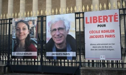  Cette photographie montre les portraits de Cécile Kohler (G), actuellement emprisonnée en Iran, et de son compagnon Jacques Paris (C), devant le Palais Bourbon, l'Assemblée nationale française, après leur rencontre avec le président de l'Assemblée nationale française, à Paris, le 25 mars 2025. Photo AFP / BERTRAND GUAY 