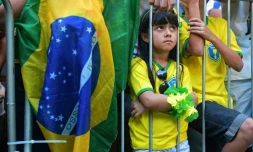 Une jeune supportrice brésilienne regarde le match contre la Suisse sur un écran géant, le 17 juin 2018 à Rio