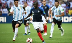 Le milieu français N'Golo Kanté (c) à la lutte avec celui de l'Argentine Enzo Perez en 8e de finale du Mondial, le 30 juin 2018 à Kazan 