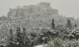 L'Acropole sous la neige à Athènes le 24 janvier 2022 