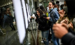 Des lycéennes se réjouissent en regardant les résultats du baccalauréat le 6 juillet 2021 au lycée Rodin, à Paris
