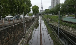 Inondation des réseaux ferroviaires non loin de la Tour Eiffel, le 3 juin 2016 à Paris