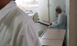 Non aux blouses qui laissent les fesses Ă l'air