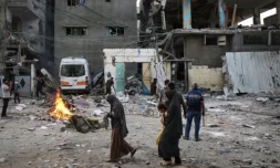 Des Palestiniens prÚs des décombres d'une maison touchée par des frappes nocturnes israéliennes dans le quartier de Tal al-Sultan, à Rafah, dans le sud de la bande de Gaza, le 20 mai 2024 ( AFP / - )