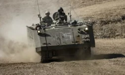 Un véhicule blindé israélien se dirige vers la frontiÚre avec la bande de Gaza, le 15 octobre 2023Un ( AFP / RONALDO SCHEMIDT )