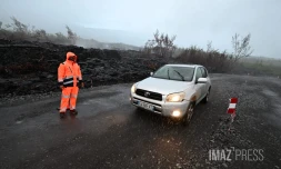 Route des laves : le brise-roche s'attaque à la lave refroidie, les travaux de reconstruction de la RN2 démarrent ce lundi 