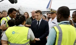 Emmanuel Macron s'entretient avec des membres du personnel de l'aéroport de Dzaoudzi, à Mayotte, le 19 décembre 2024 ( POOL / Ludovic MARIN )