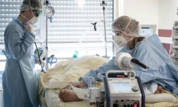 Des personnels soignants s'occupent d'un patient atteint du Covi-19 à l'hôpital Lariboisière, le 27 avril 2020 à Paris
