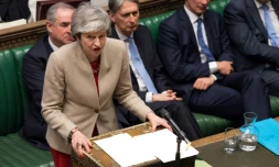 Photo fournie par le Parlement britannique montrant la Première ministre britannique Theresa May devant les députés, le 29 mars 2019