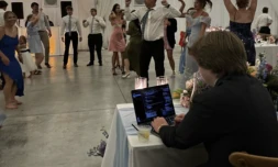 Pendant que ses invités dansent, le marié surpris à travailler sur son ordinateur