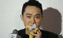 Justin Sun avalant la banane qu’il a achetée, une semaine plus tôt aux enchères, près de 6 millions d’euros.