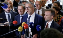 Le président du groupe Liot Bertrand Pancher (C) s'exprime devant la presse le 8 juin 2023 à l'Assemblée nationale à Paris ( AFP / Ludovic MARIN )