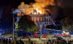 La mairie de Limoges incendiée lors d'une manifestation contre la vie chÚre, le 17 octobre 2026 ( AFP / Melaine PAYZAL )