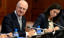 L'émissaire de l'ONU pour la Syrie Staffan de Mistura (g), le 13 janvier 2016 à Genève