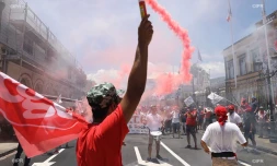 manifestation devant le petit marché jeudi 5 décembre