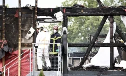 Des pompiers sur les lieux d'un incendie qui a fait 11 morts à Witzenheim dans le Haut-Rhin, le 9 août 2023 ( AFP / Sebastien BOZON )