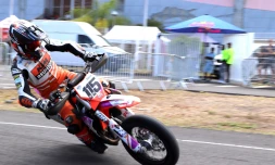 Supermotard : le réunionnais Alexis Hoareau sur la plus haute marche du podium