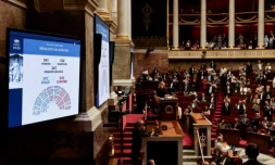 Un écran affiche le résultat du vote sur la loi relative à l'aide active à mourir, à l'Assemblée nationale, le 15 juillet 2026 à Paris ( AFP / STEPHANE DE SAKUTIN )