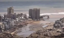 Capture d'images diffusĂ©es sur les rĂ©seaux sociaux par la chaĂźne de tĂ©lĂ©vision libyenne al-Masar, le 13 septembre 2023, montrant une vue aĂ©rienne des dĂ©gĂąts occasionnĂ©s par des inondations Ă Derna, dans lâest de la Libye ( Al-Masar TV / - )