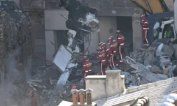 Des pompiers recherchent des survivants dans les décombres d'un immeuble d'habitation qui s'est effondré à Marseille, le 10 avril 2023 ( AFP / CLEMENT MAHOUDEAU )