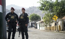Des policiers à San Juan de Lurigancho, en périphérie de Lima (Pérou), le 8 avril 2026. (ERNESTO BENAVIDES / AFP)