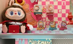 Les petites peluches Labubu, ressemblant à un lapin croisé avec un monstre, ont été imaginées par l’artiste hongkongais Kasing Lung et sont produites par la marque chinoise Pop Mart. AFP/ Adek Berry