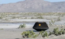 La capsule de la mission Osiris-Rex de la Nasa, contenant un échantillon d'astéroïde, après son atterrissage dans le désert près de Dugway, le 24 septembre 2023 dans l'Utah ( NASA / Keegan BARBER )