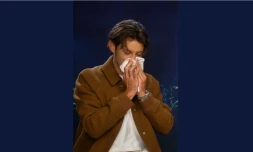 Un mouchoir usagé de Pierre Niney grimpe jusqu’à 100.000 euros aux enchères