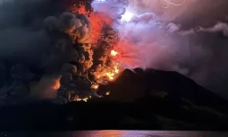 Éruption spectaculaire d’un volcan en Indonésie : des milliers d'habitants évacués [?]