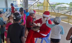 Saint-Paul : Noël fait briller les sourires à l’école de Plateau Caillou