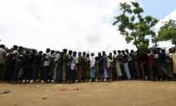 Des réfugiés rohingyas font la queue pour recevoir de l'aide humanitaire dans la ville de Ukhia, au Bangladesh, le 15 septembre 2017.