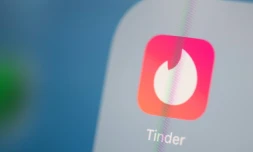 A l'heure de Tinder, Happn et autres applications de rencontre, Marie Bergström, sociologue à l'Ined, déconstruit quelques idées reçues sur l'amour (hétérosexuel) chez les Français, encore attachés à "la norme conjugale".