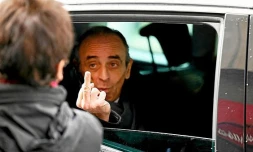 La visite chahutée de Zemmour à Marseille se termine par un échange de doigts d'honneur. 