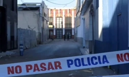 La police bloque l'accĂšs d'une rue Ă Murcie, en Espagne, le 2 octobre 2023, aprĂšs un incendie ayant fait au moins treize morts dans une discothĂšque ( AFP / JOSE JORDAN )