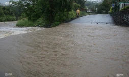 La route du Littoral basculée, l'Ouest touché par les inondations