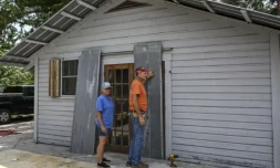 Renda Doherty et son mari William Doherty barricadent leur maison à Steinhatchee, en Floride, le 29 août 2023 ( AFP / CHANDAN KHANNA )