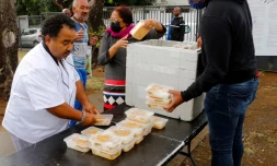 Saint-Denis : une distribution alimentaire pour les sans-abris