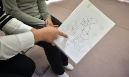 La mère d'une fillette explique avec un croquis comment blessée lors d'une classe le 11 novembre 2015 à Tokyo