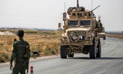 Des véhicules militaires américains photographiés sur une route de Tal Tamr, aprÚs leur retrait d'une base dans cette région du nord de la Syrie, le 20 octobre 2019