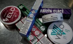 Des produits à la nicotine en vente dans une boutique à Paris, le 19 décembre 2024 ( AFP / STEPHANE DE SAKUTIN )