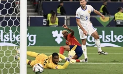 Lamine Yamal, encore sensationnel, a fait des misères aux Bleus, comme ici sur cette action où il trompe Clément Lenglet et Mike Maignan. © Thomas Kienzle /AFP