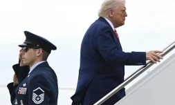Donald Trump monte à bord de l’Air Force One à Joint Base Andrews avant un rassemblement à Pittsburgh, le 30 mai 2025.