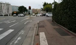 Un poteau endommagé par la voiture d'une femme assassinée alors qu'elle conduisait avec son bébé à Nice, le 22 janvier 2026 dans les Alpes-Maritimes ( AFP / Valery HACHE )