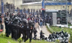 La police antiémeute guatémaltèque monte la garde devant l'entrée d'un établissement pénitentiaire, le 18 janvier 2026 à Guatemala ( AFP / Edwin BERCIAN )