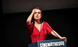 Sandrine Bonnaire rend hommage à Agnès Varda lors d'une cérémonie à la Cinémathèque française, le 2 avril 2019 à Paris