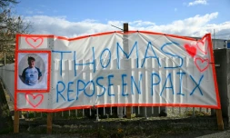 Une banderole en hommage à Thomas, à Romans-sur-Isère, le 22 novembre 2023