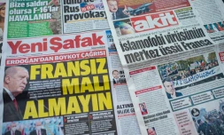 Les "Une" de journaux pro-gouvernement appelant au boycott des produits français, le 27 octobre 2020 à Istanbul, en Turquie