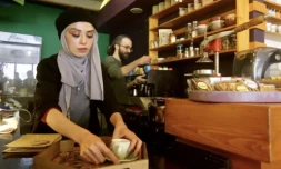 Le propriétaire Ihsane al-Azmeh (d) prépare du café dans son établissement à Damas, le 30 janvier 2023 en Syrie ( AFP / LOUAI BESHARA )