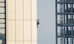 Le "Spider-Man" français gravi les 166 mÚtres de la Silver Tower de Francfort à mains nues
