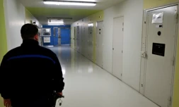 Un agent pénitentiaire dans les couloirs de la prison de Vendin-le-Vieil, le 10 avril 2025 ( AFP / FRANCOIS NASCIMBENI )